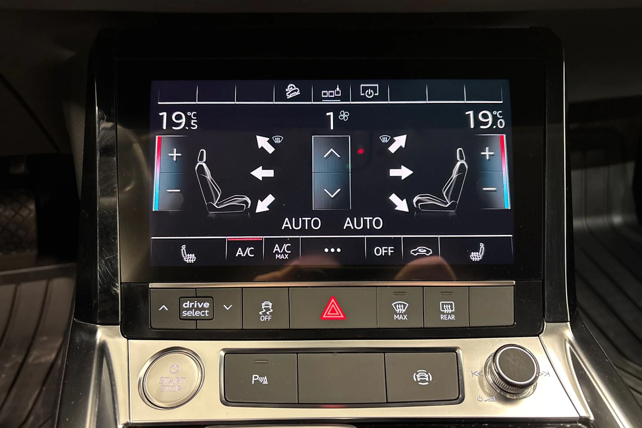 musta Audi e-tron 2020 kuva 21.