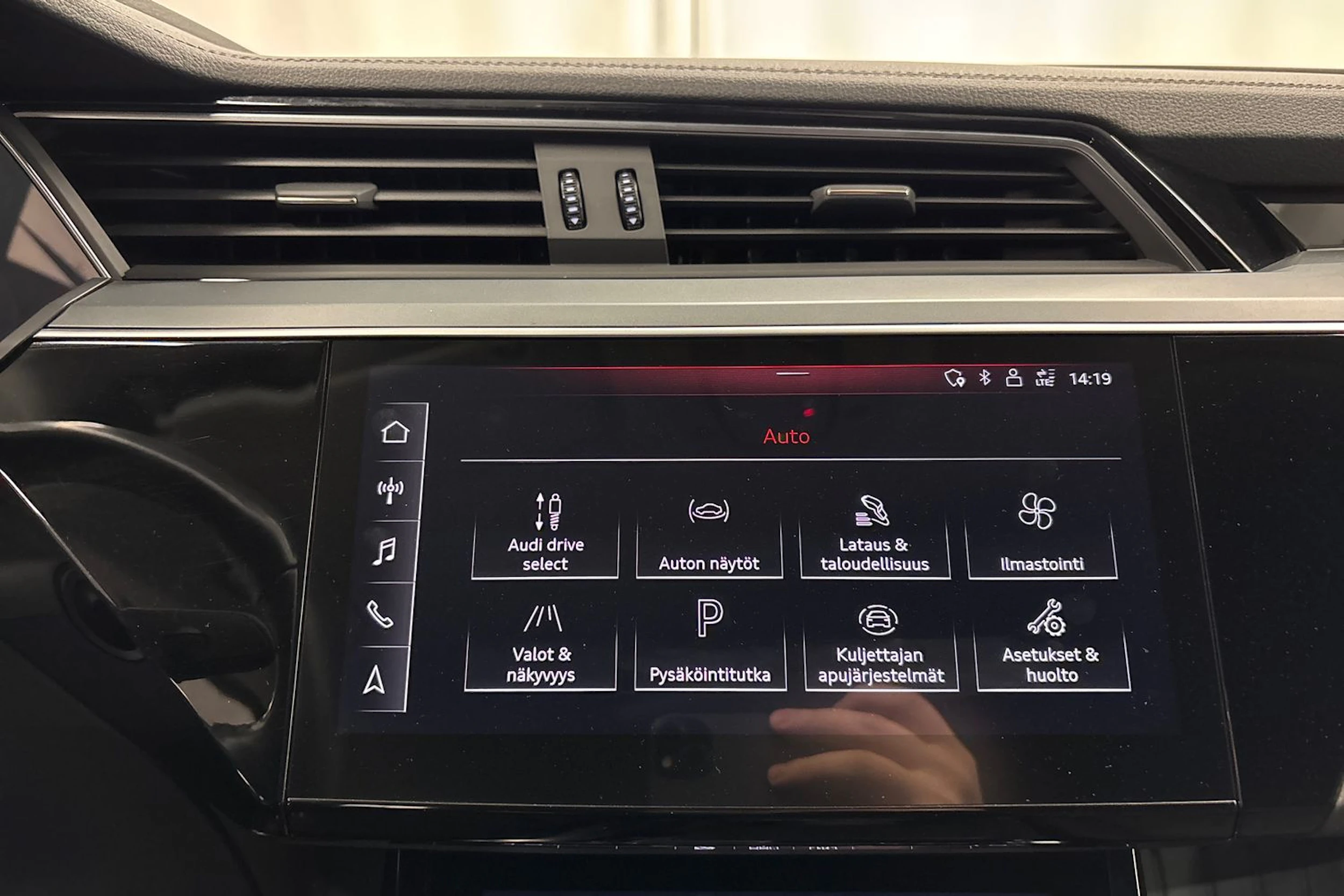 musta Audi e-tron 2020 kuva 22.