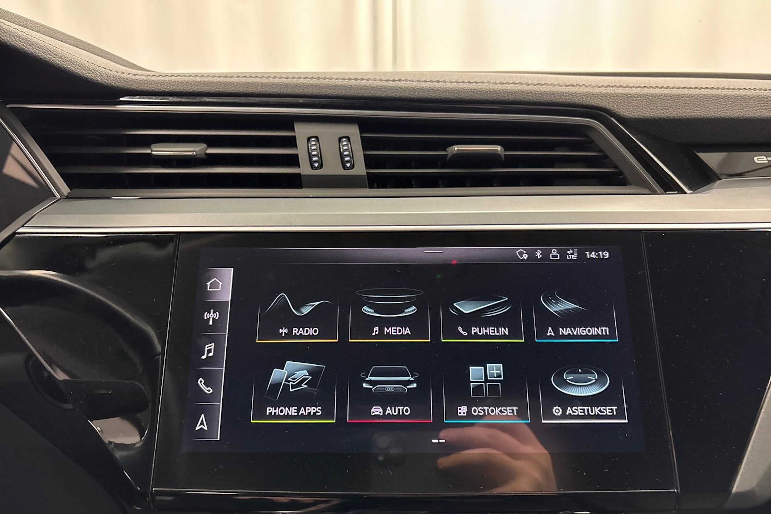 musta Audi e-tron 2020 kuva 23.