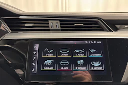 musta Audi e-tron 2020 kuva 23.