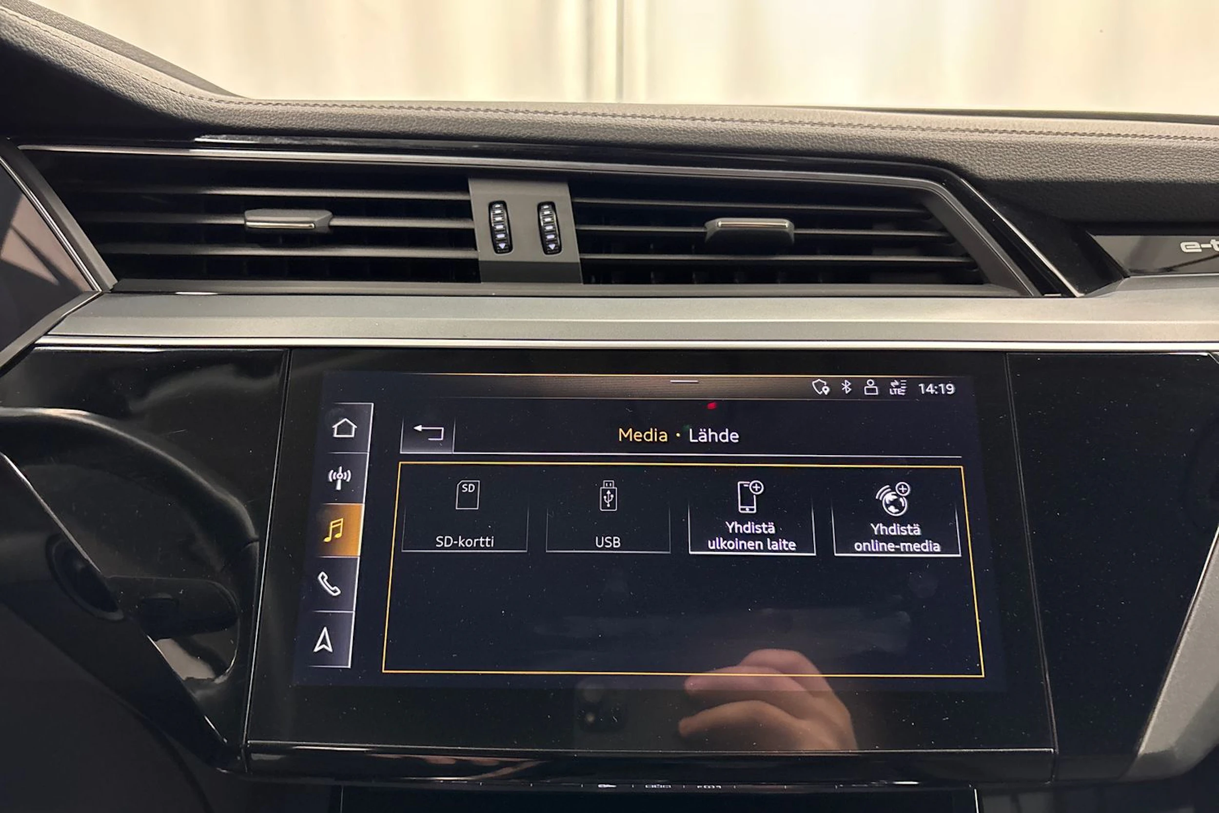 musta Audi e-tron 2020 kuva 24.
