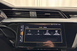 musta Audi e-tron 2020 kuva 24.