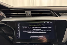 musta Audi e-tron 2020 kuva 26.
