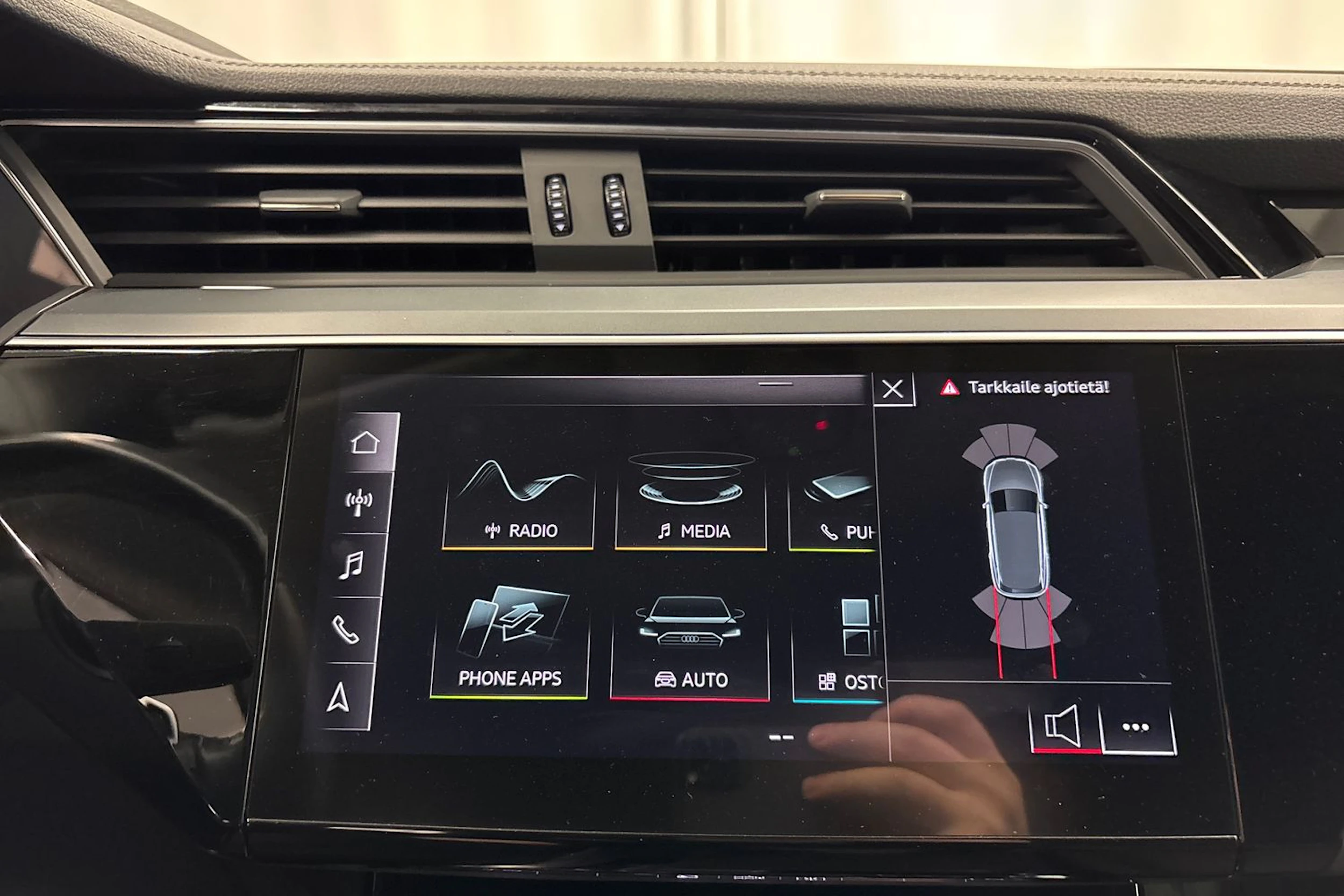 musta Audi e-tron 2020 kuva 28.