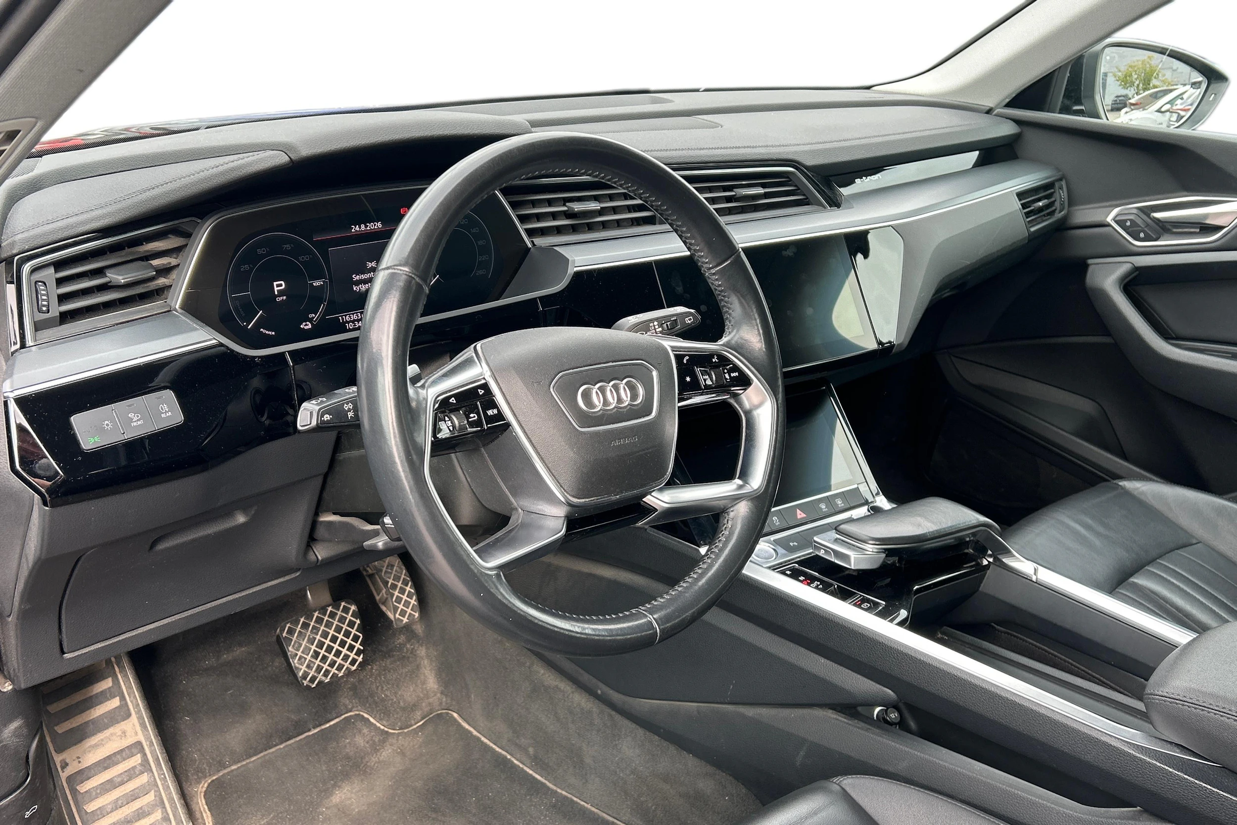 musta Audi e-tron 2020 kuva 3.