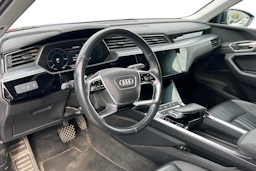 musta Audi e-tron 2020 kuva 3.