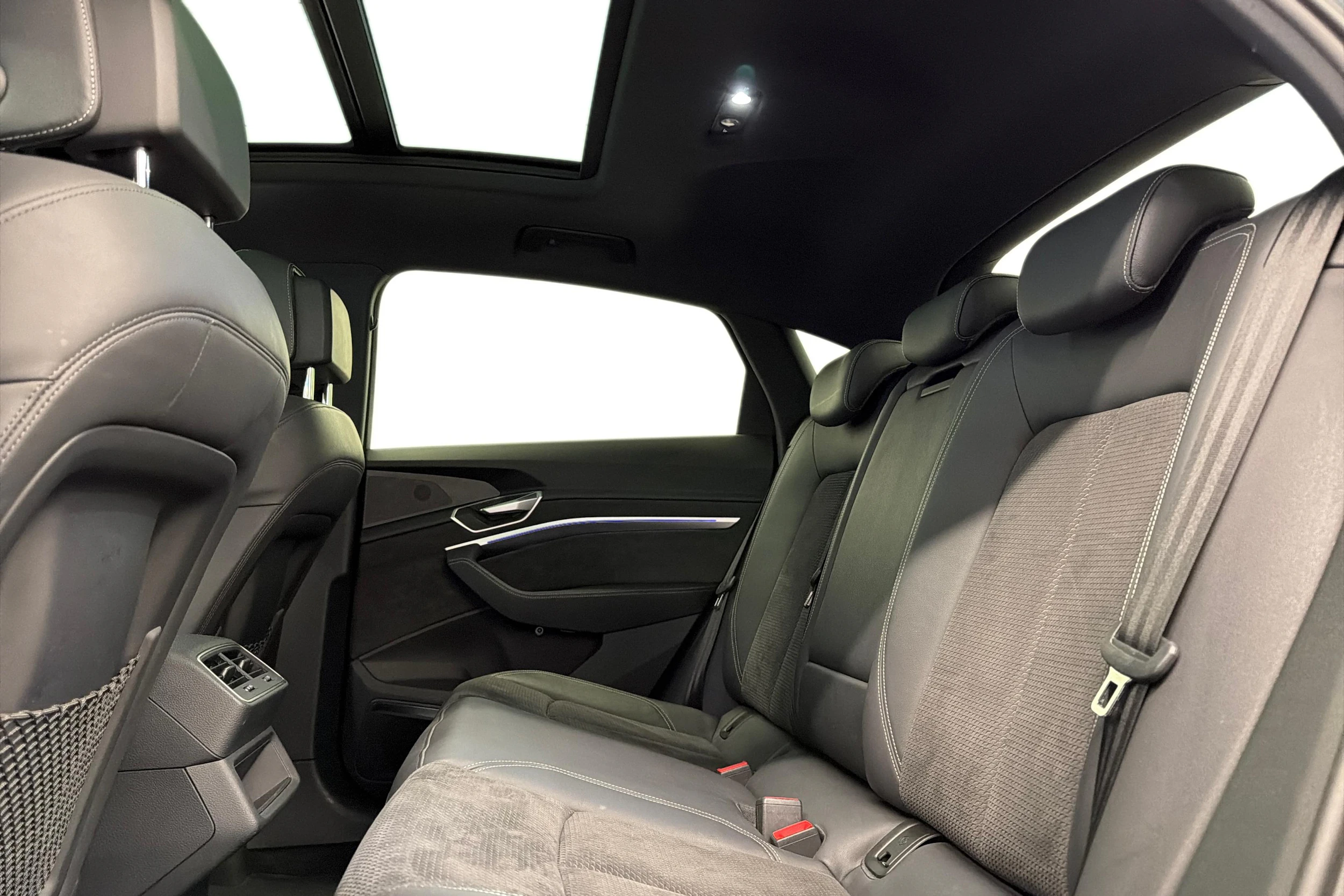 harmaa Audi e-tron 2020 kuva 8.