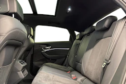 harmaa Audi e-tron 2020 kuva 8.
