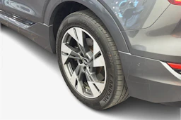 harmaa Audi e-tron 2020 kuva 9.