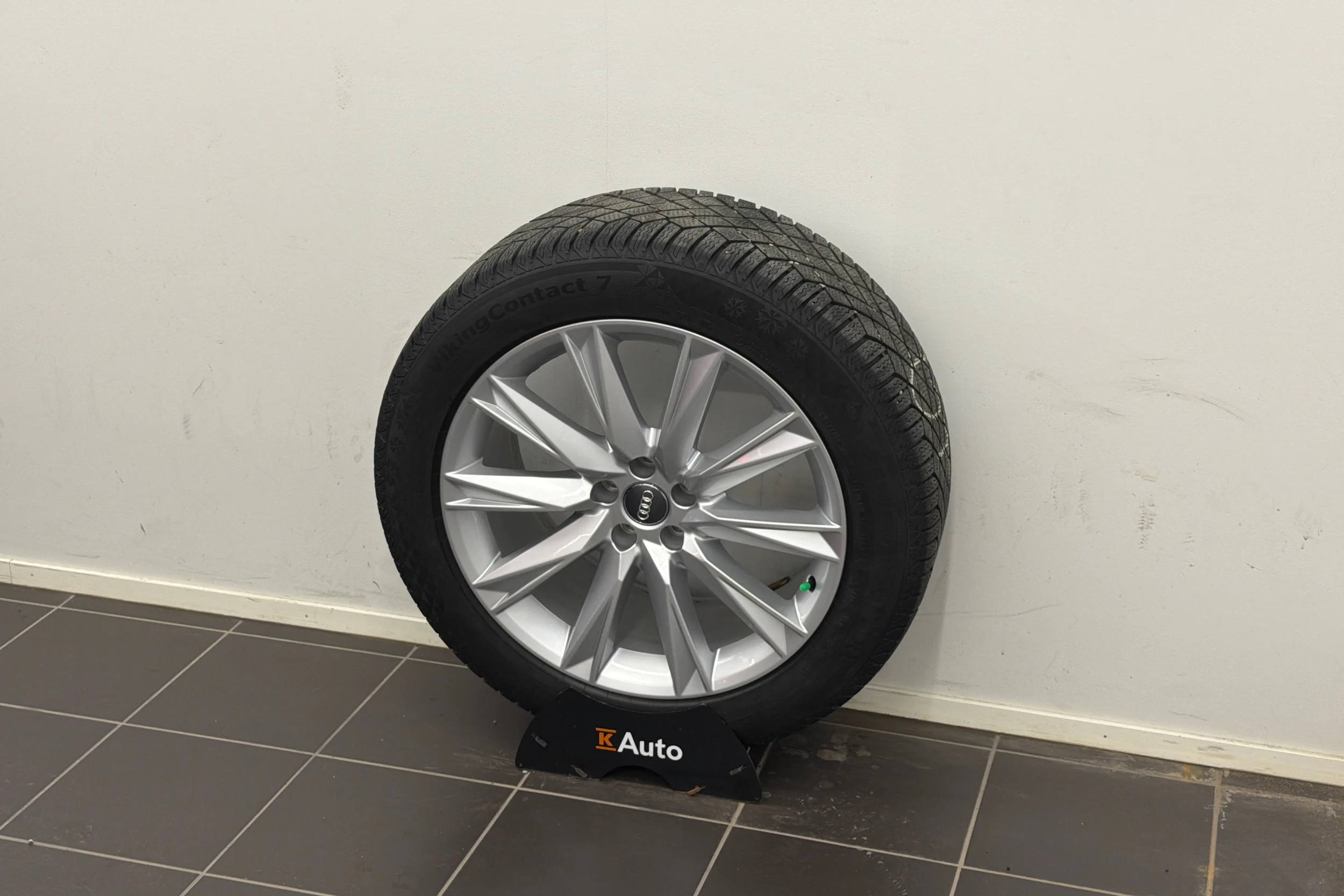 harmaa Audi e-tron 2020 kuva 10.