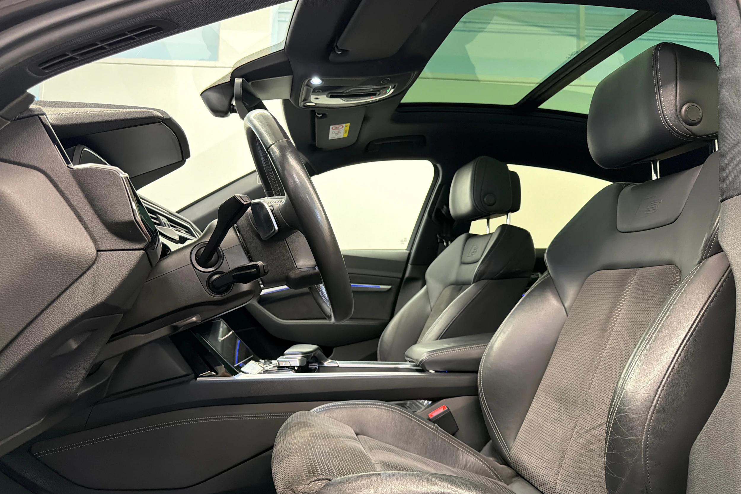 harmaa Audi e-tron 2020 kuva 13.