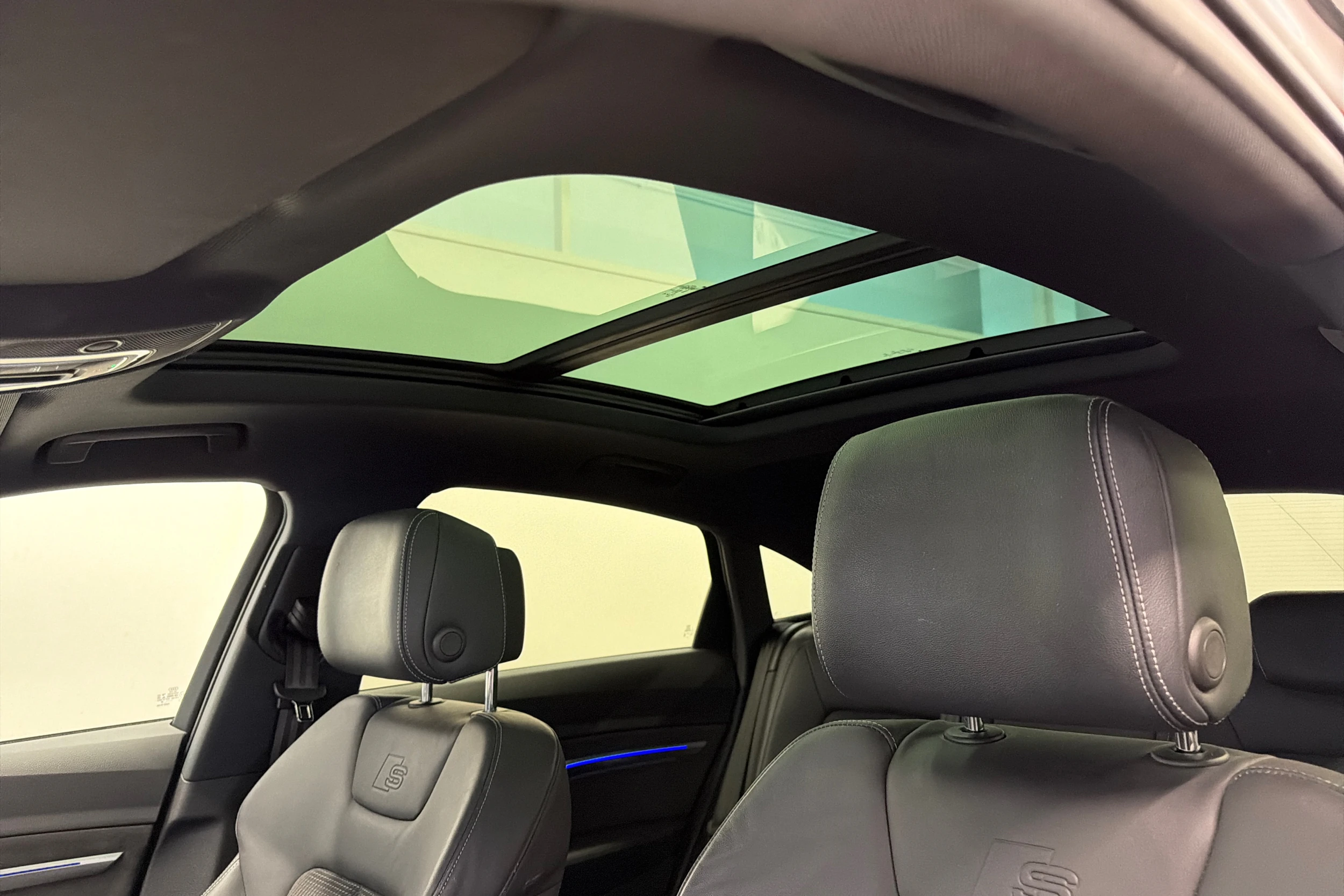harmaa Audi e-tron 2020 kuva 14.
