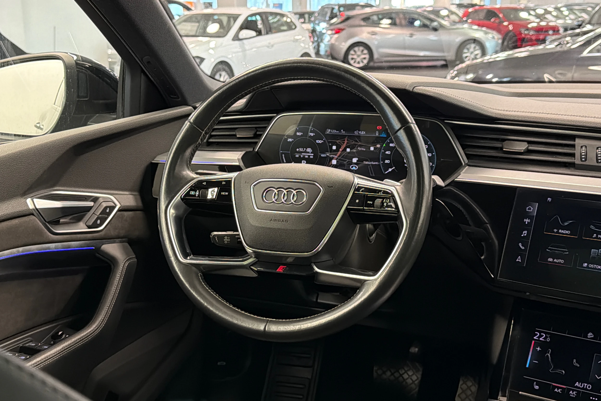 harmaa Audi e-tron 2020 kuva 15.