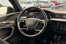 harmaa Audi e-tron 2020 kuva 15.