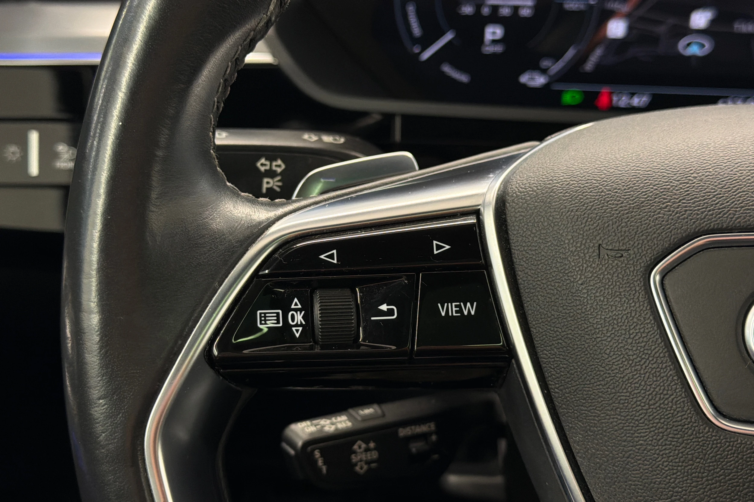 harmaa Audi e-tron 2020 kuva 16.