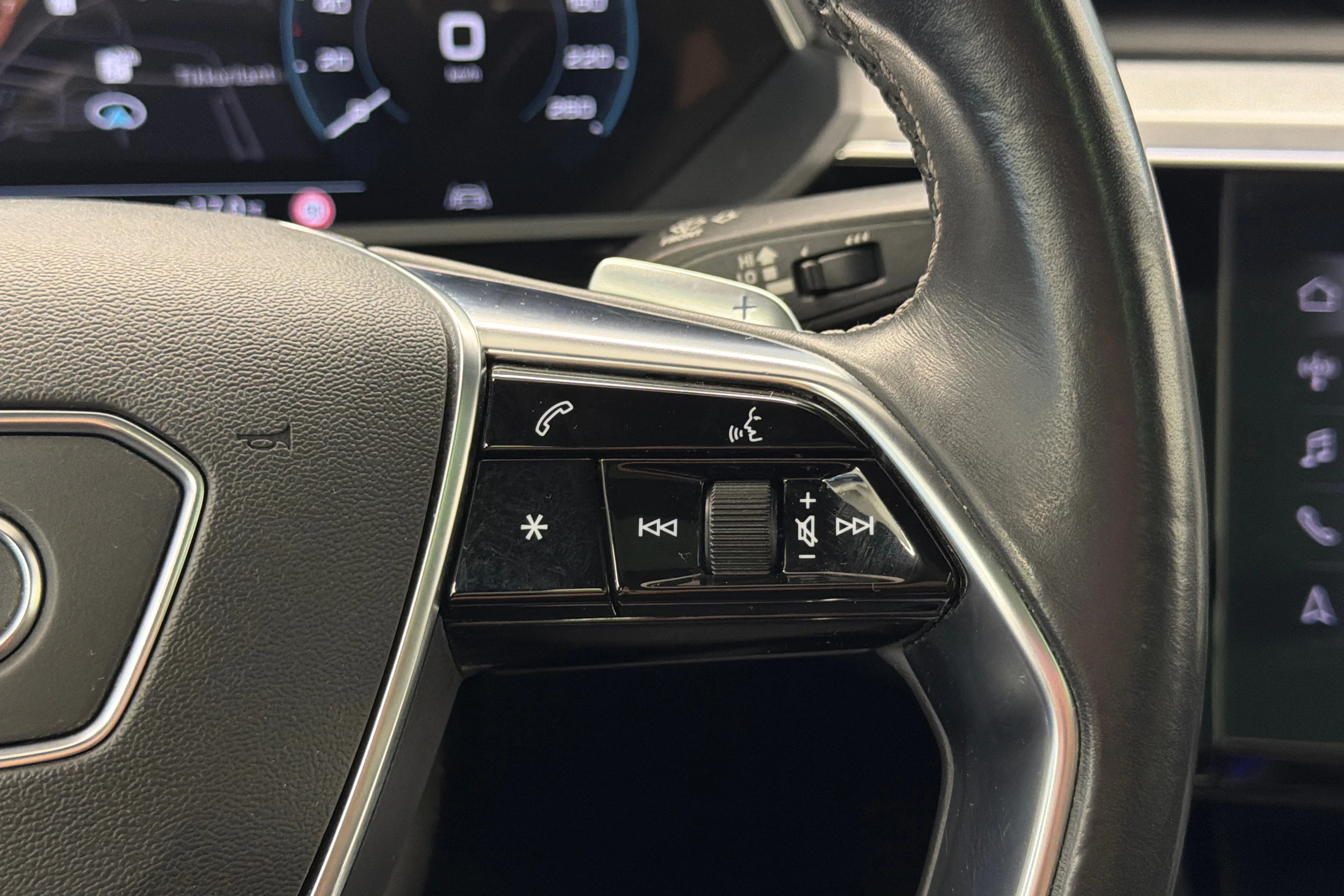 harmaa Audi e-tron 2020 kuva 17.