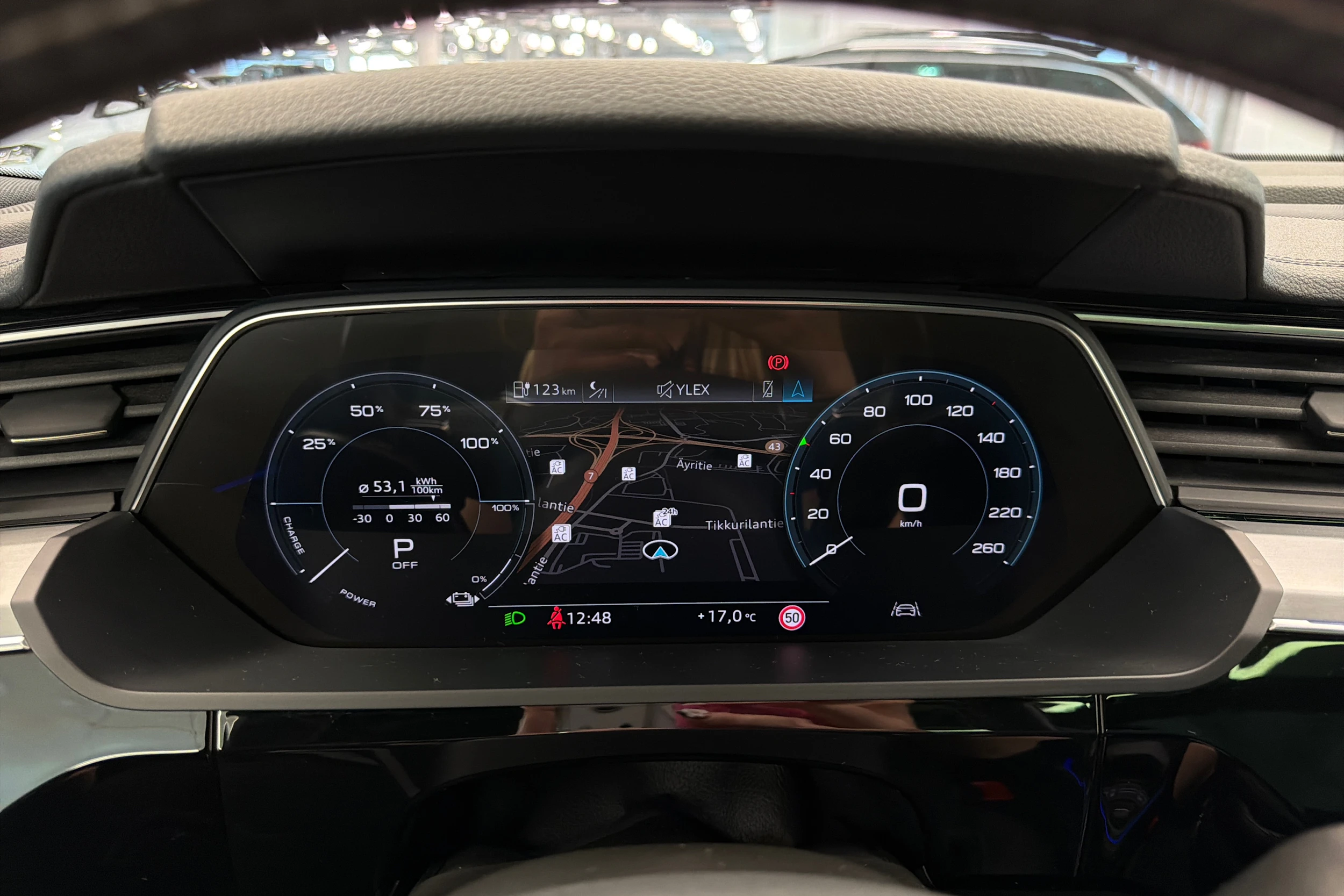 harmaa Audi e-tron 2020 kuva 19.
