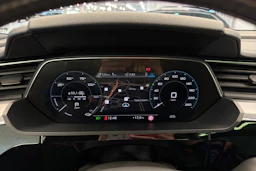 harmaa Audi e-tron 2020 kuva 19.