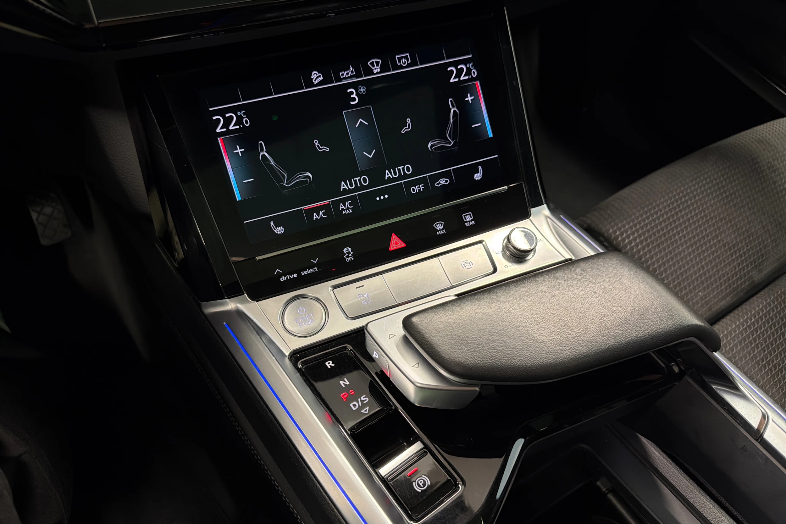 harmaa Audi e-tron 2020 kuva 22.