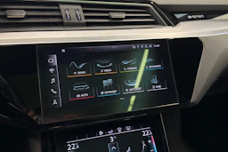 harmaa Audi e-tron 2020 kuva 23.