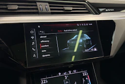 harmaa Audi e-tron 2020 kuva 27.