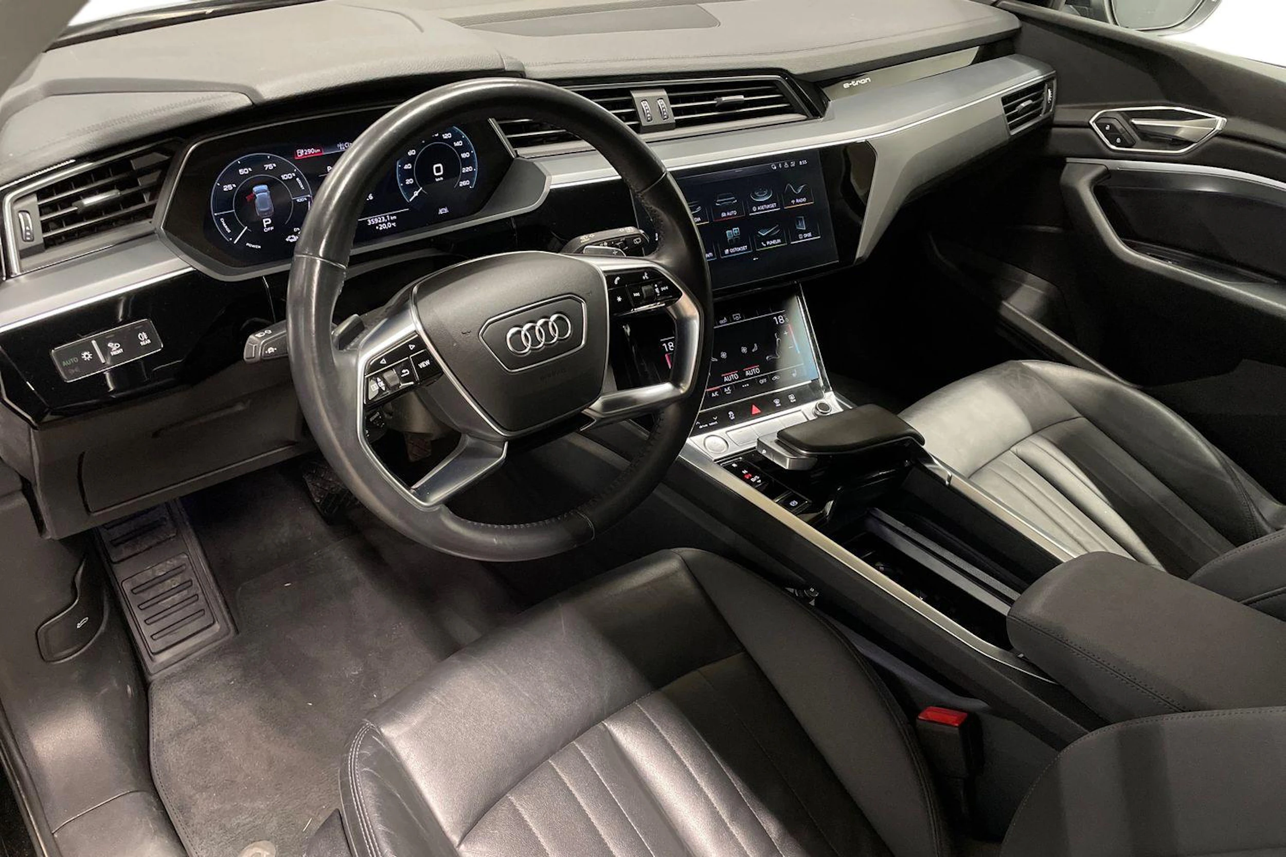 musta Audi e-tron 2020 kuva 6.