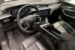 musta Audi e-tron 2020 kuva 6.