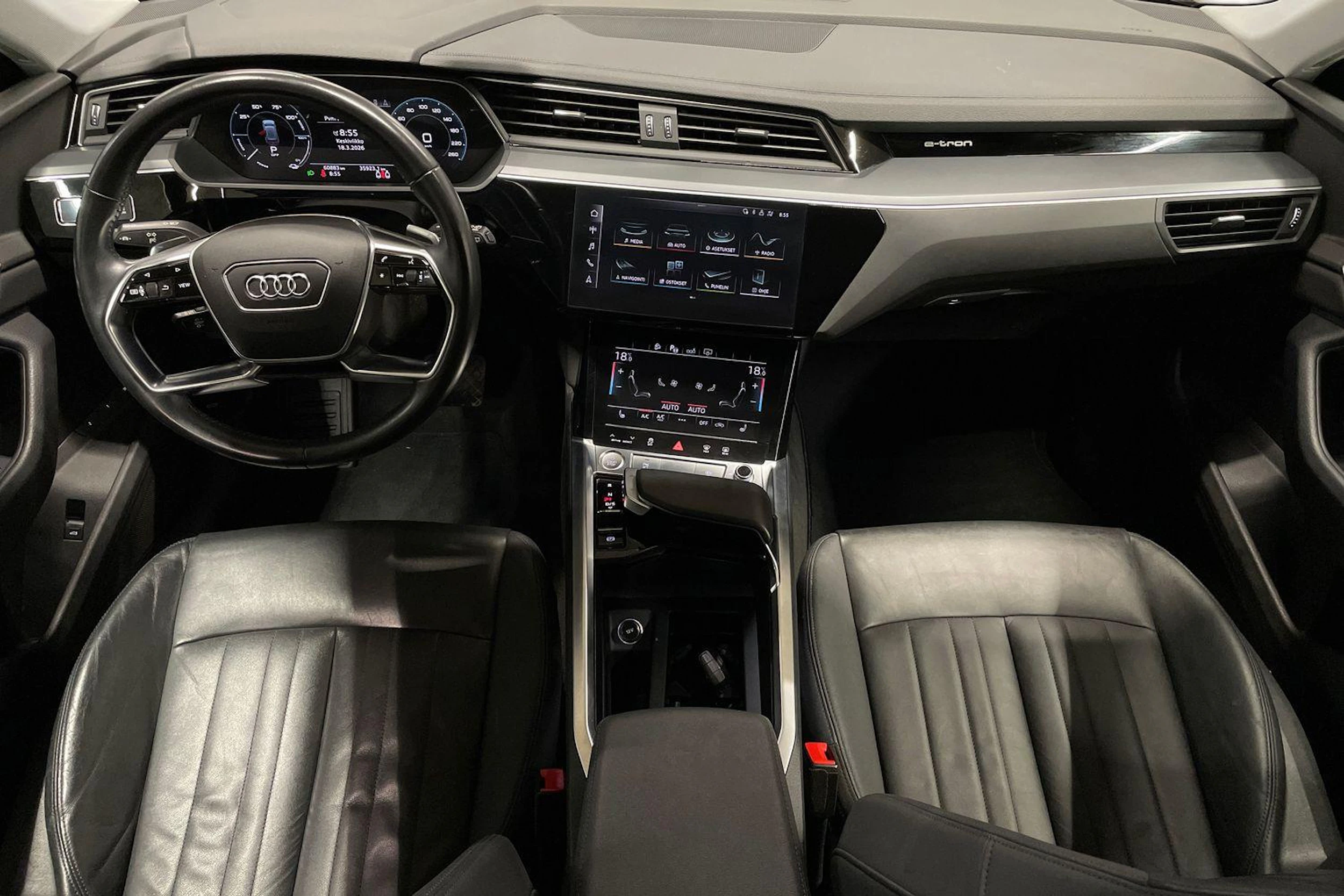 musta Audi e-tron 2020 kuva 7.