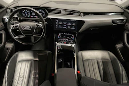 musta Audi e-tron 2020 kuva 7.