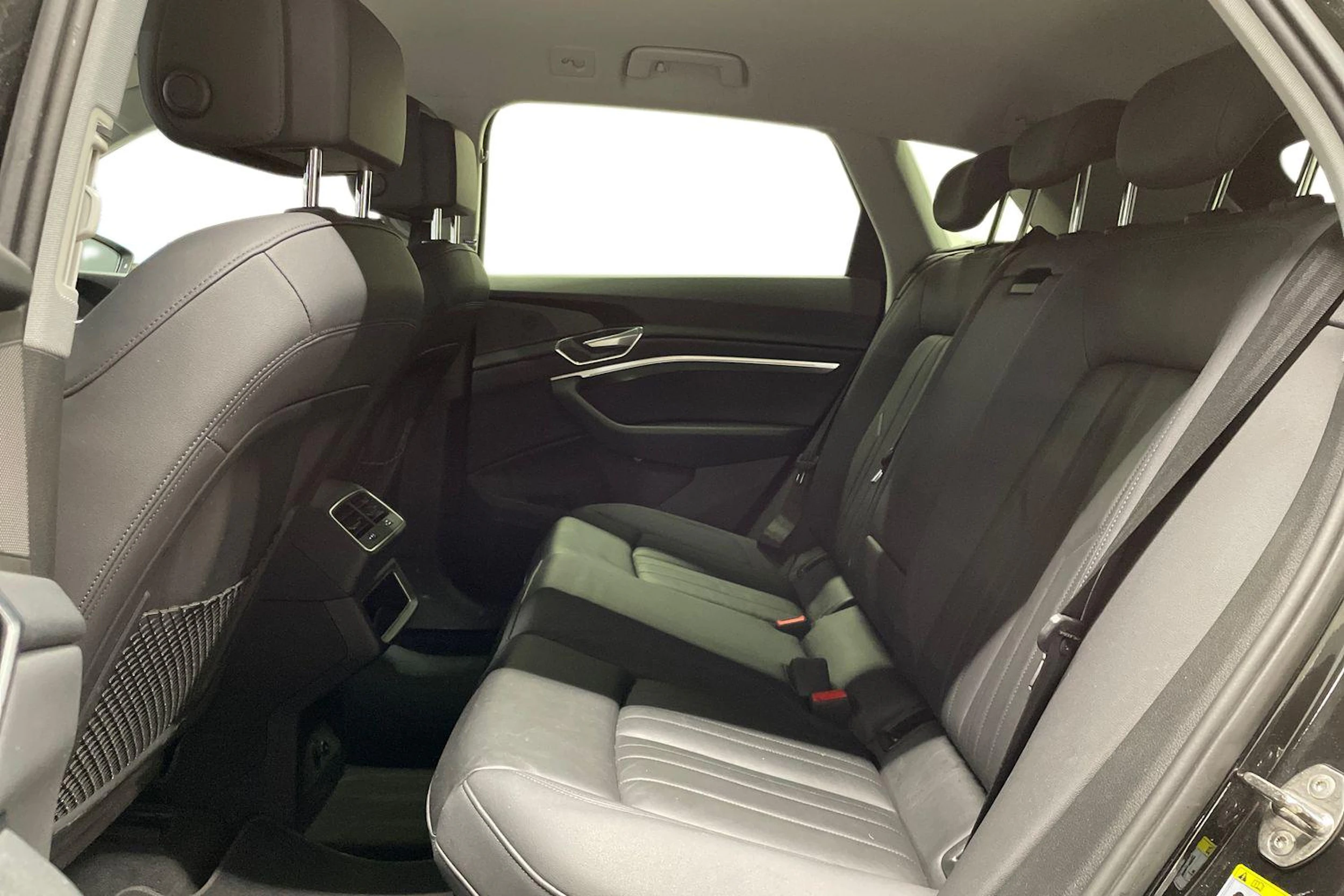 musta Audi e-tron 2020 kuva 8.