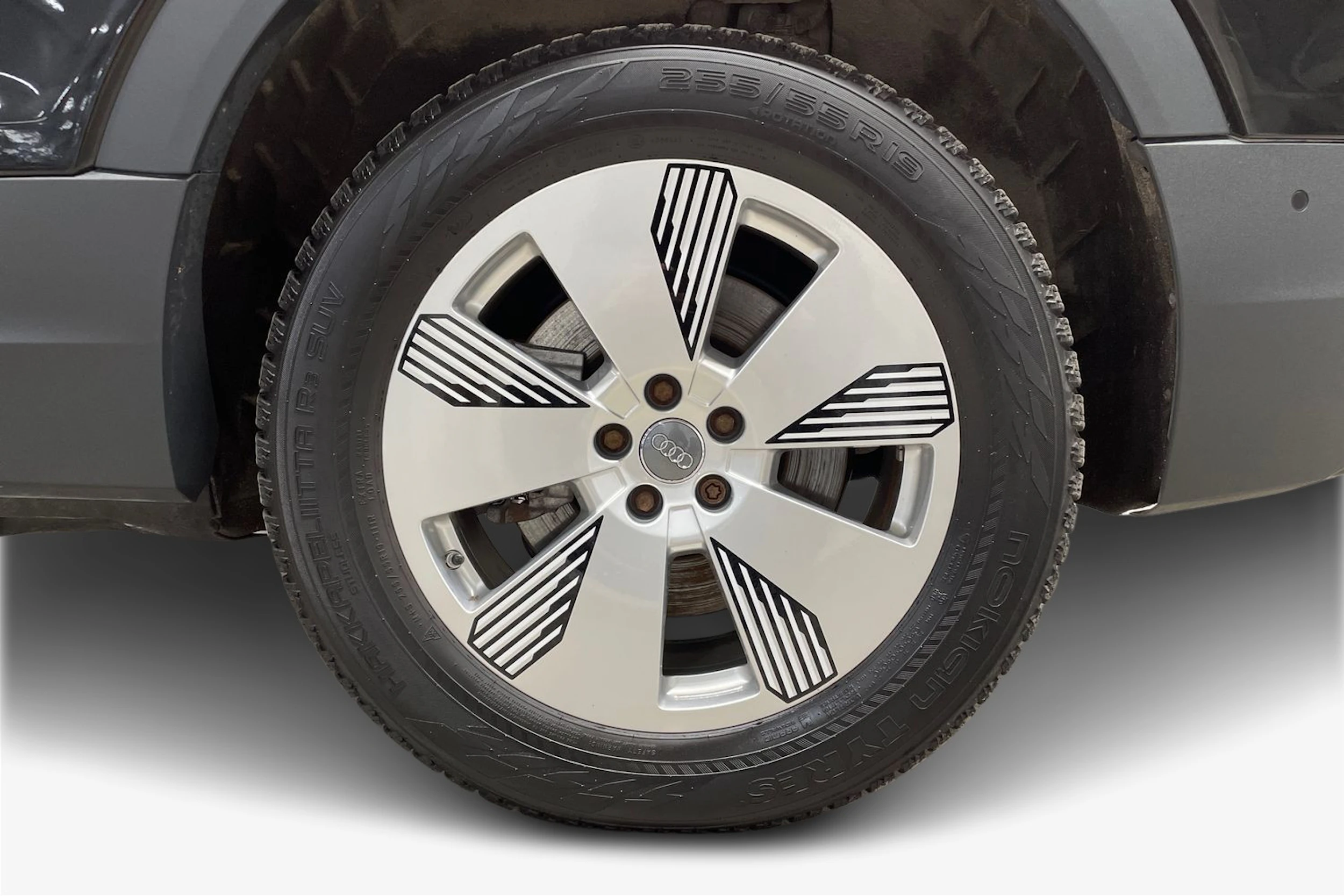 musta Audi e-tron 2020 kuva 9.