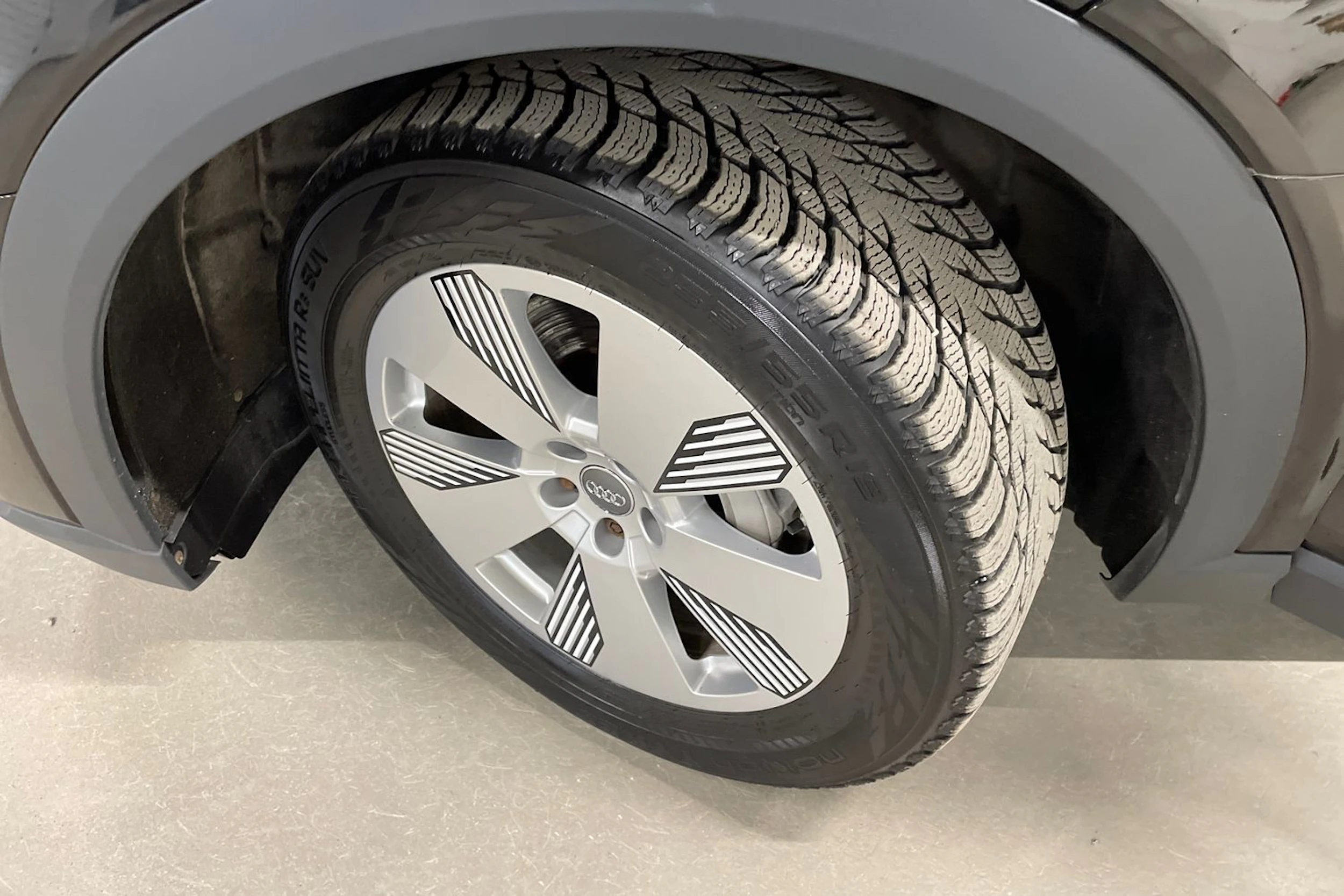 musta Audi e-tron 2020 kuva 10.