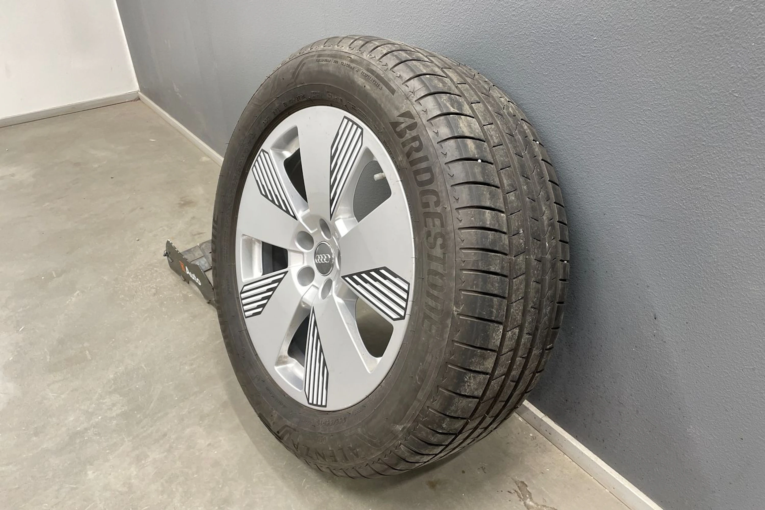 musta Audi e-tron 2020 kuva 11.