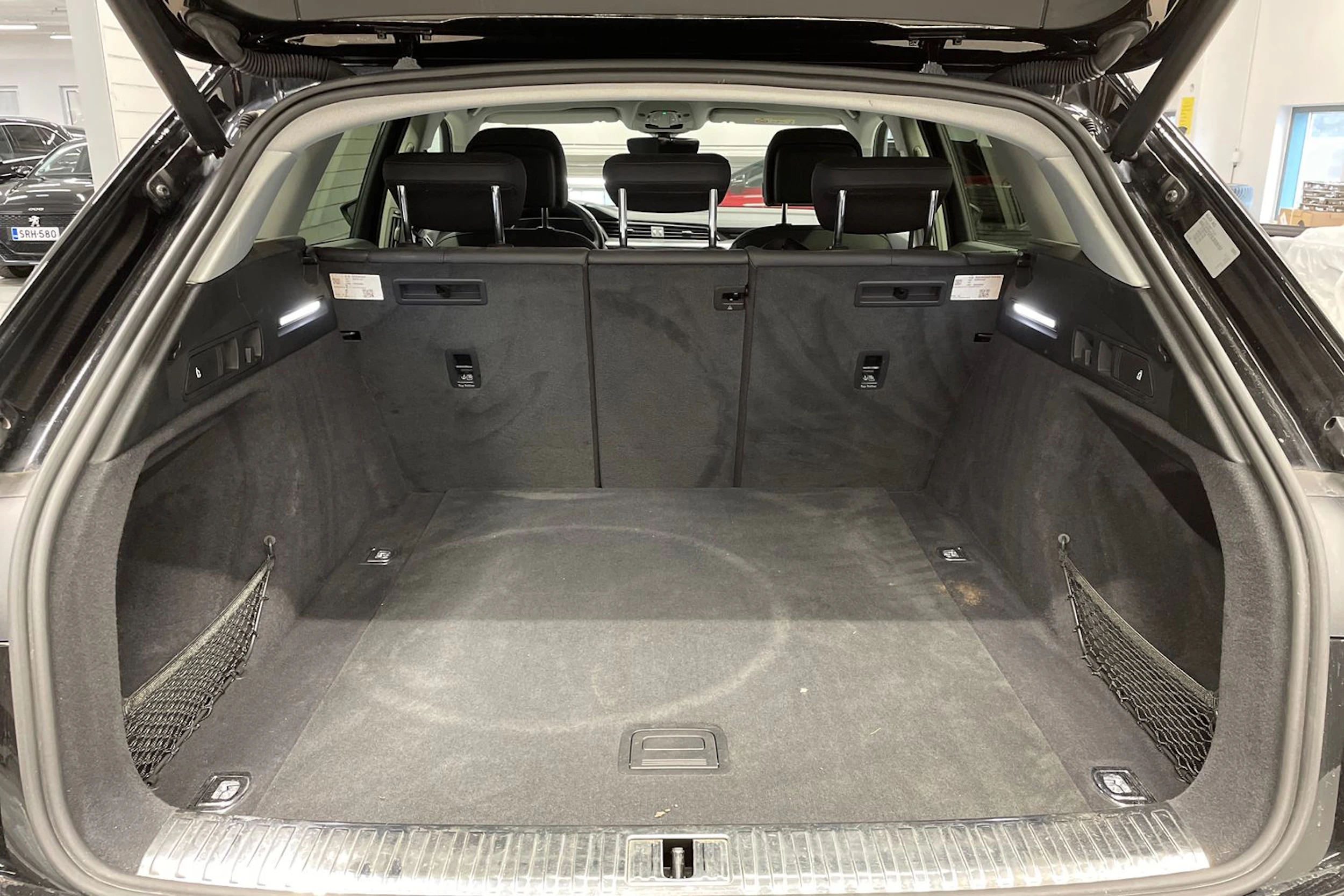 musta Audi e-tron 2020 kuva 12.