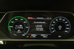 musta Audi e-tron 2020 kuva 13.