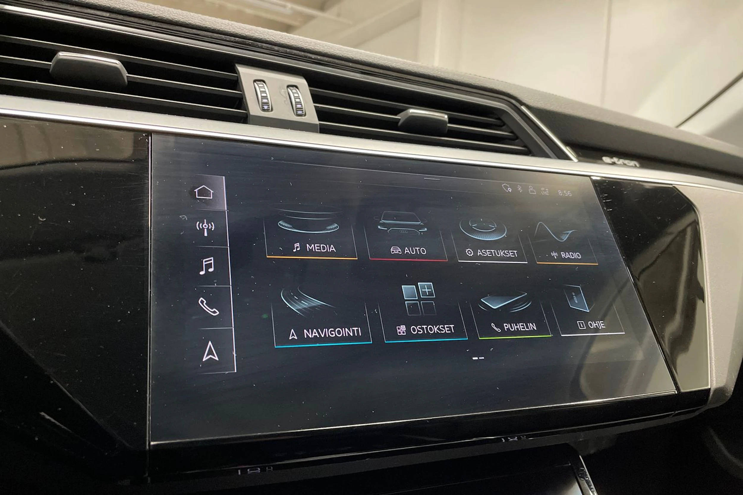 musta Audi e-tron 2020 kuva 14.