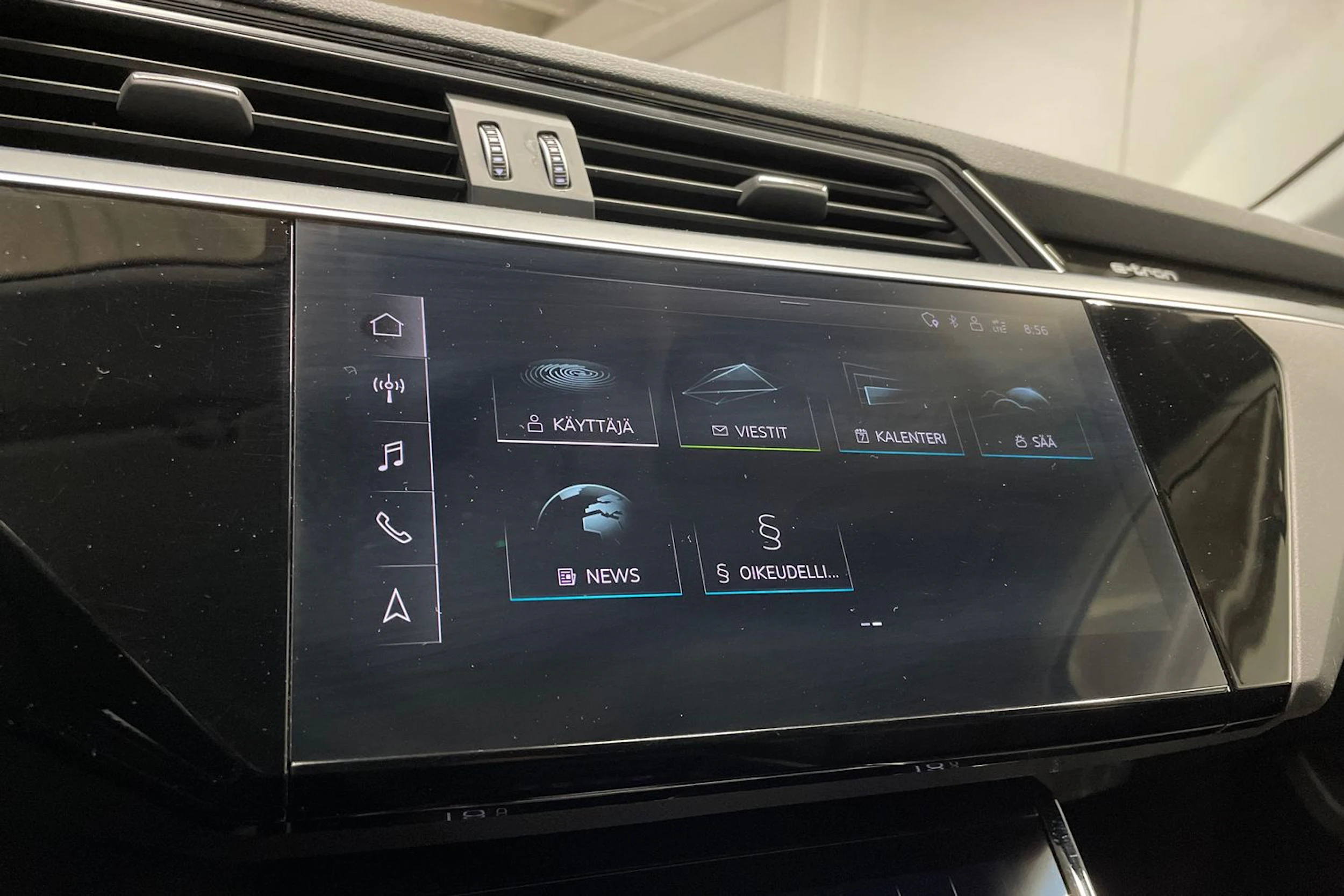musta Audi e-tron 2020 kuva 15.