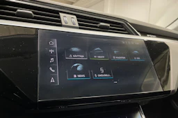 musta Audi e-tron 2020 kuva 15.