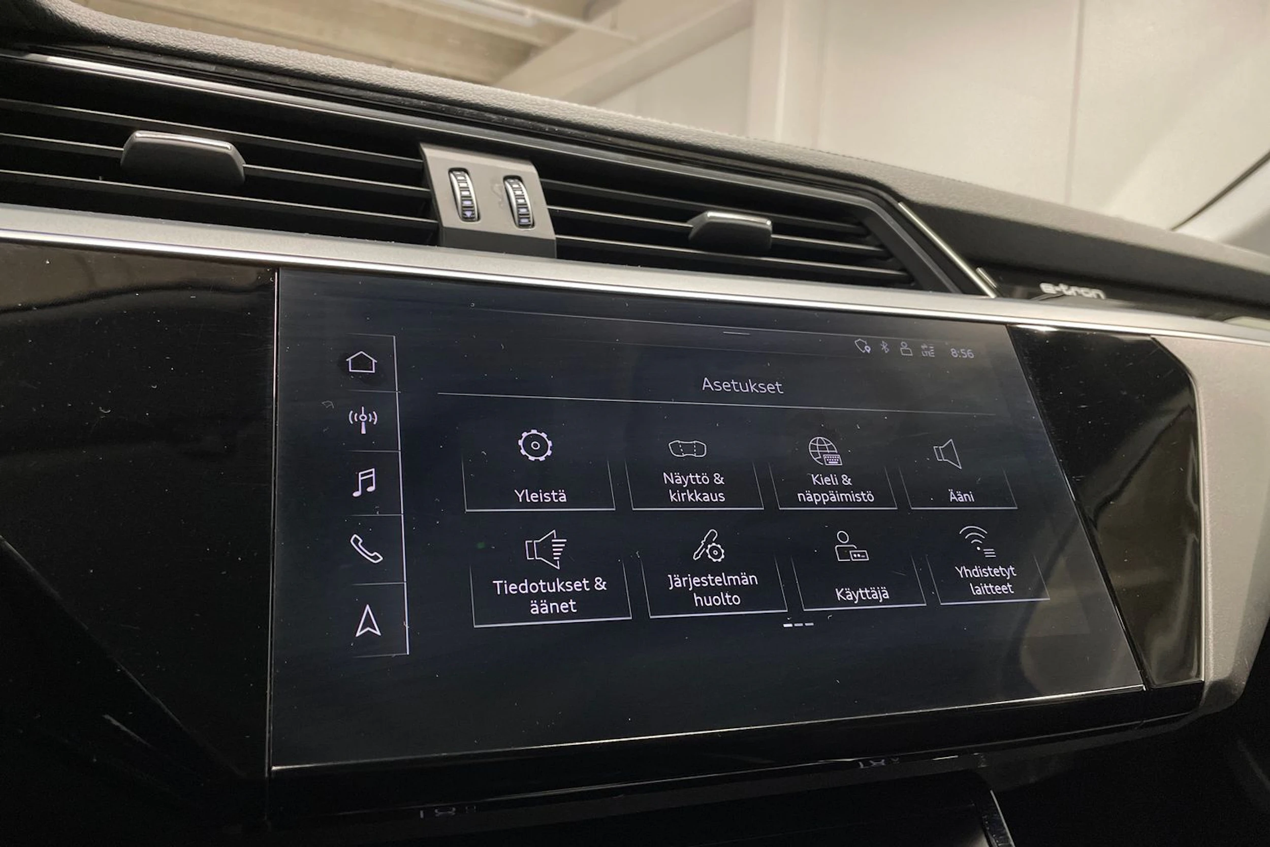 musta Audi e-tron 2020 kuva 16.