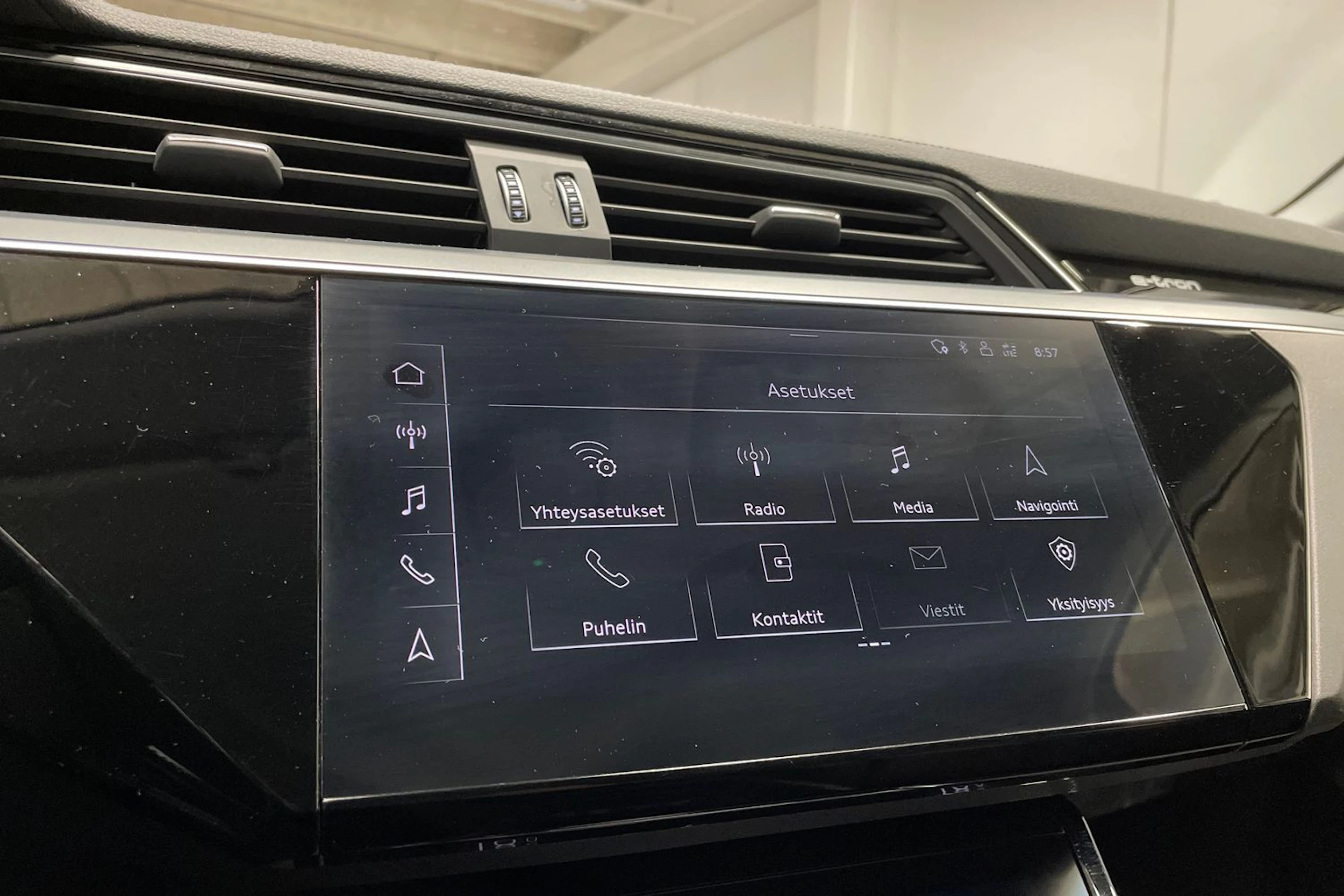 musta Audi e-tron 2020 kuva 17.