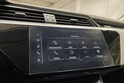 musta Audi e-tron 2020 kuva 17.