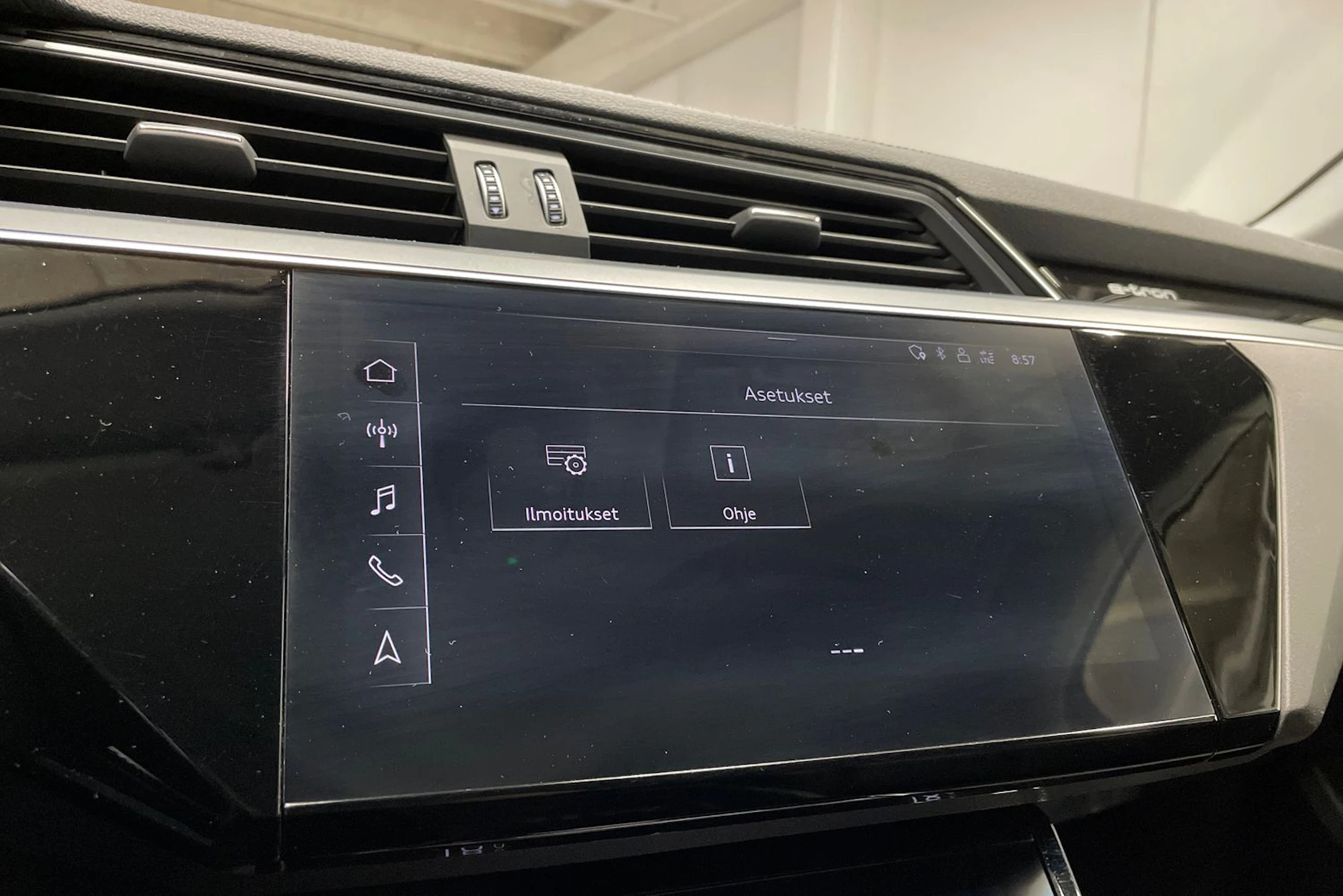 musta Audi e-tron 2020 kuva 18.