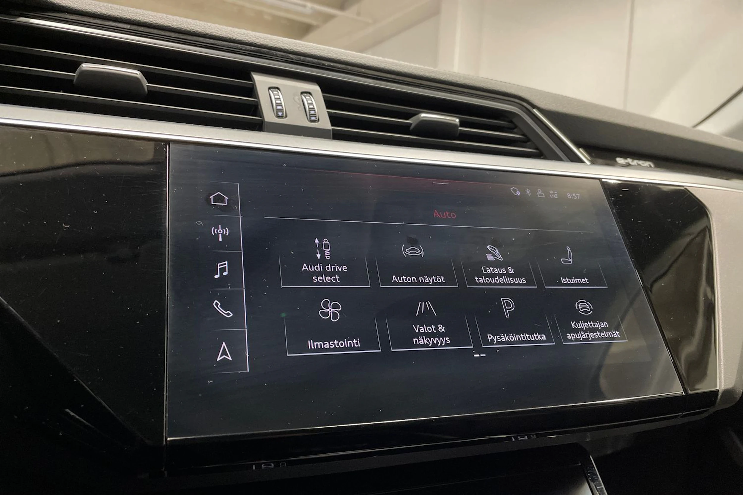 musta Audi e-tron 2020 kuva 19.