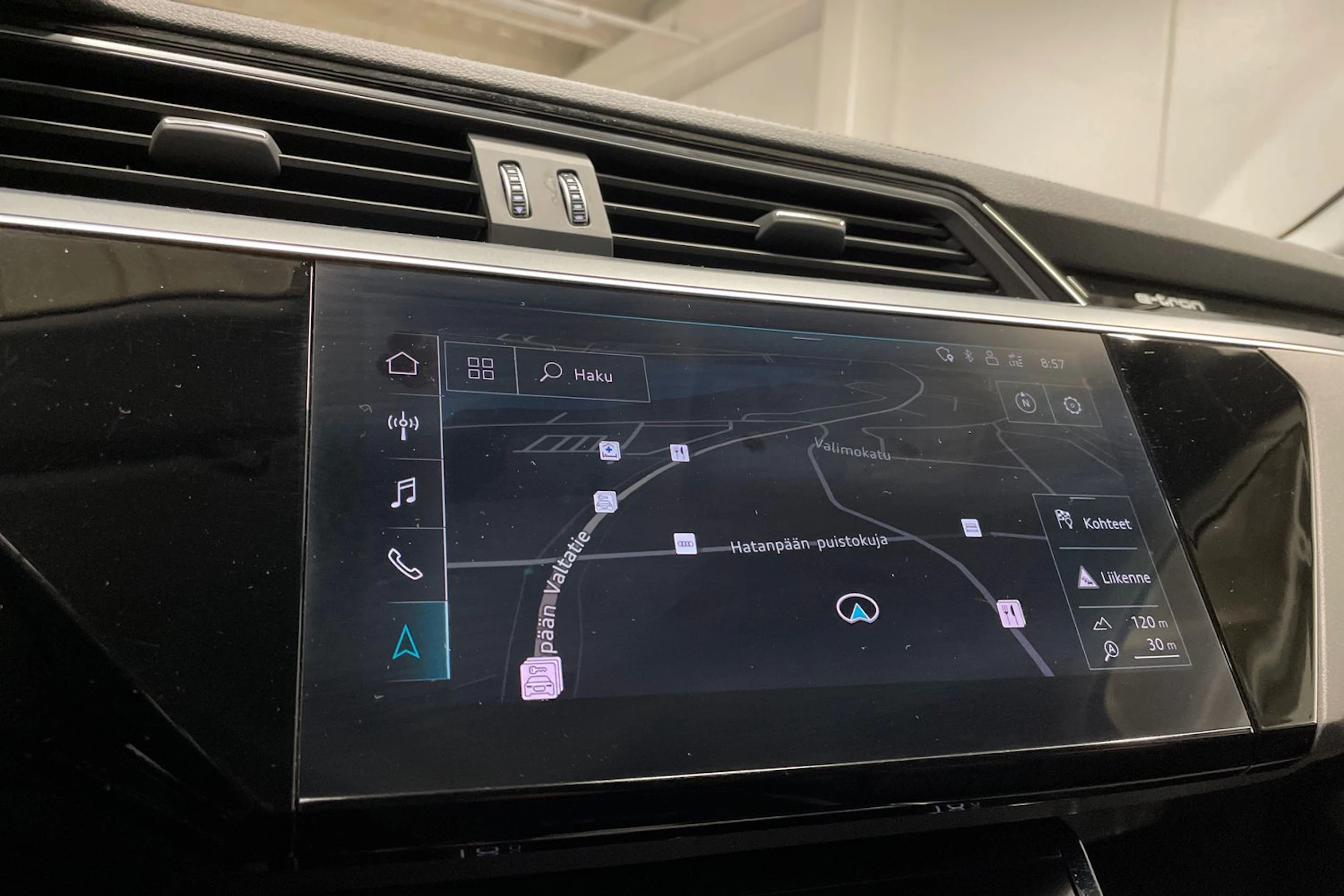 musta Audi e-tron 2020 kuva 20.