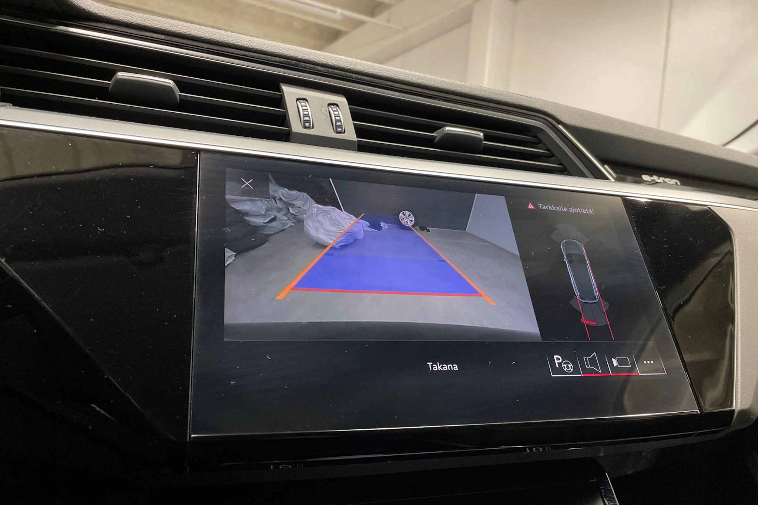 musta Audi e-tron 2020 kuva 21.