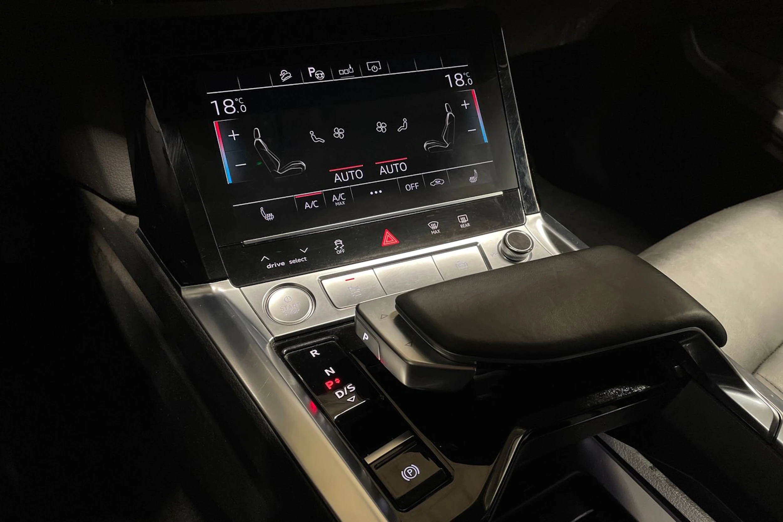 musta Audi e-tron 2020 kuva 22.