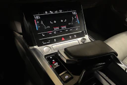 musta Audi e-tron 2020 kuva 22.