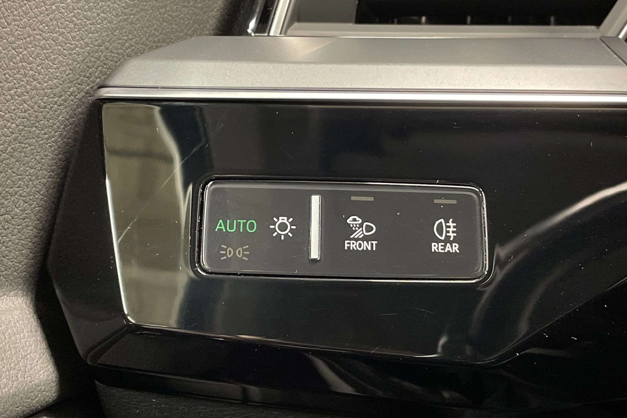 musta Audi e-tron 2020 kuva 23.