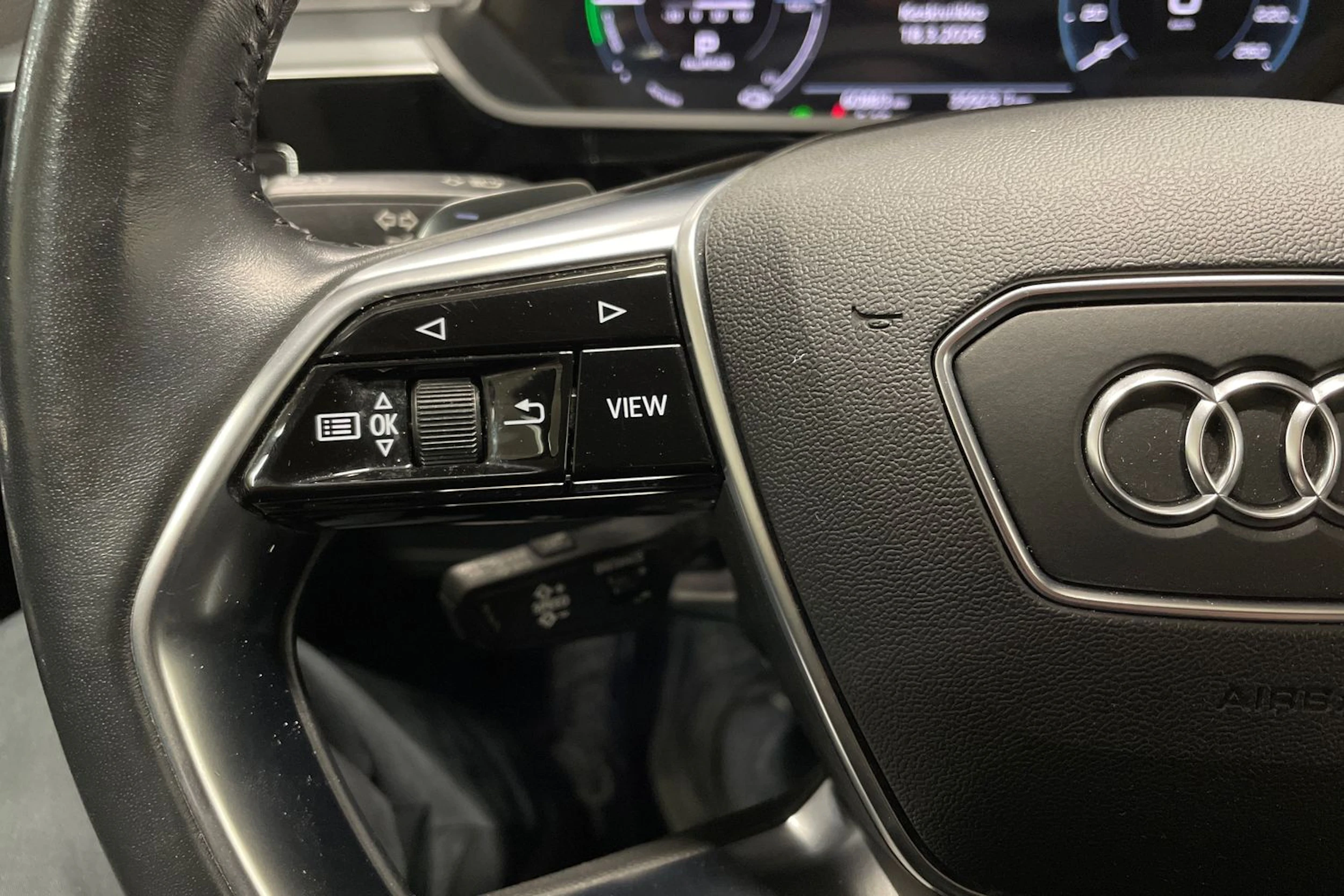 musta Audi e-tron 2020 kuva 24.