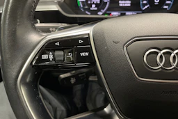 musta Audi e-tron 2020 kuva 24.